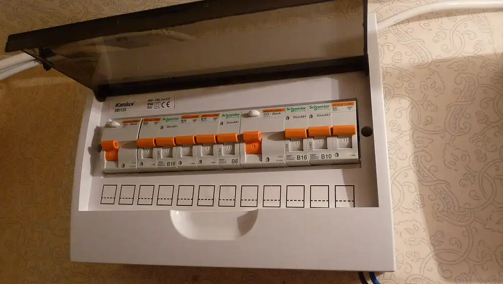 Cuadro eléctrico de vivienda con interruptores automáticos y diferencial