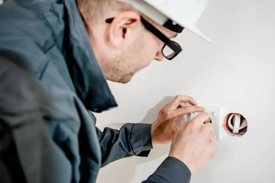 Electricista revisando un enchufe en una vivienda