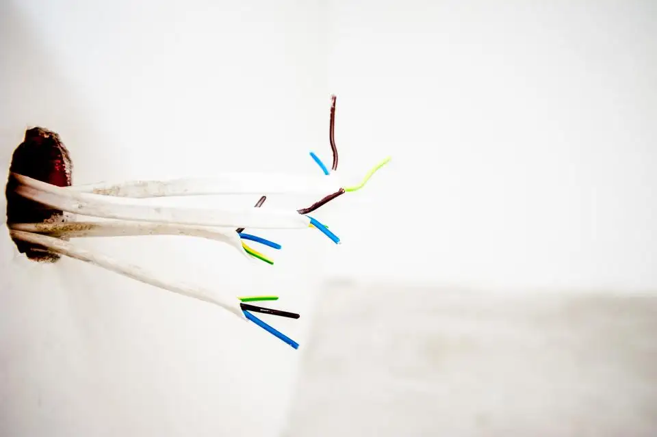 Cables nuevos saliendo de la pared durante una reforma