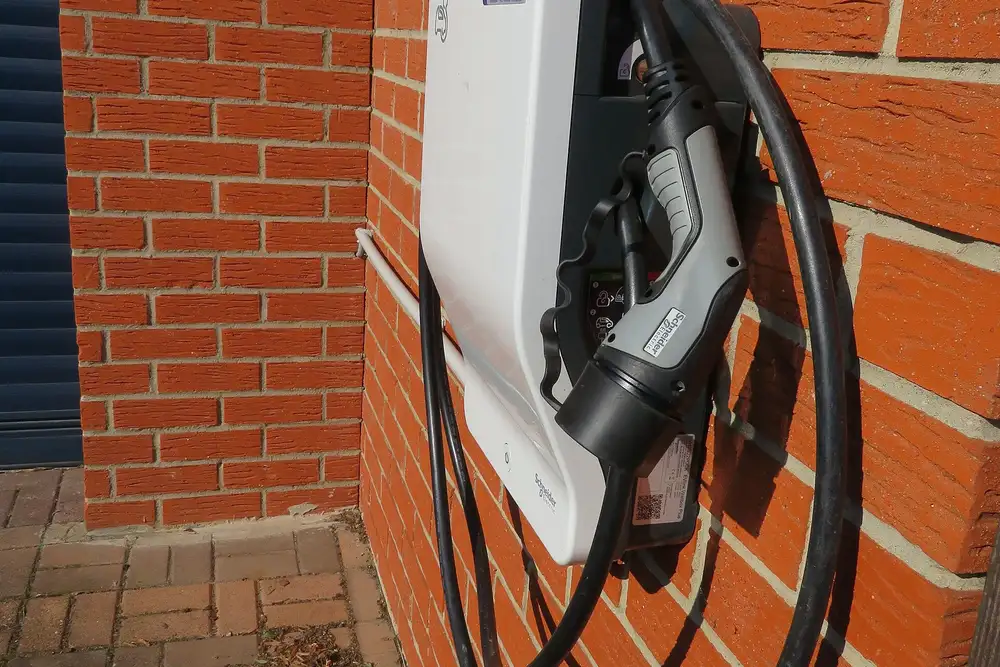 Cargador de pared para coche eléctrico instalado en una fachada