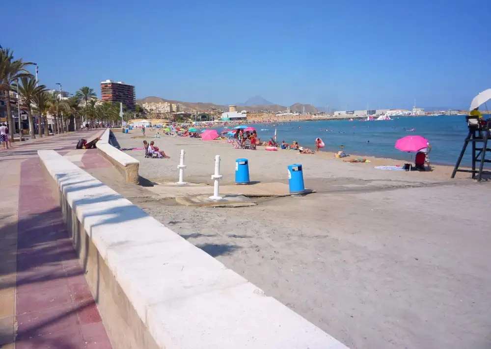 Playa de El Campello con su paseo